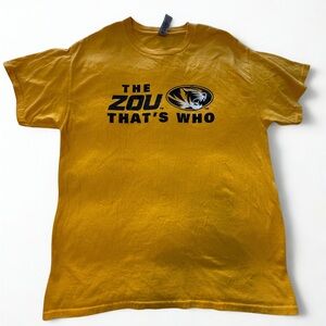 Missouri Tigers Mizzou “The ZOU That’s Who” Tee Size Large Gildan Gold Shirt